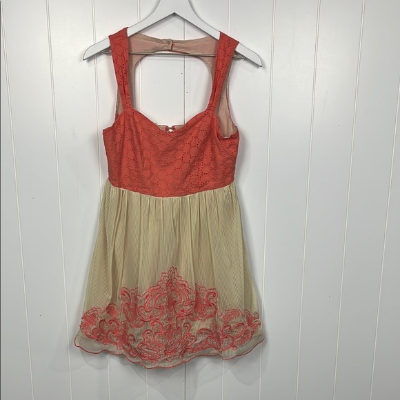 Flying Tomato Womens Top M Coral Cream Eyelet Lace Embroidery 100% Nylon Dainty - Picture 1 of 14